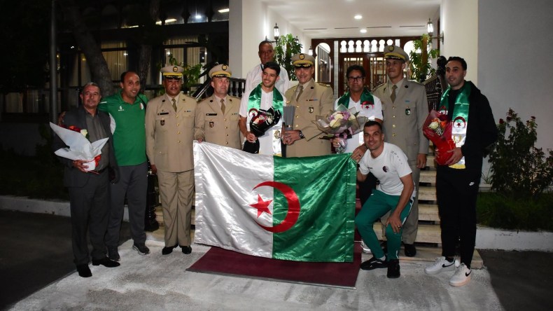 بالصور.. سجاتي يحل بالجزائر بعد تتويجه بطلاً للعالم في سباق 800 متر