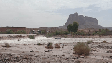 تقلبات جوية.. إنقاذ 7 أشخاص حاصرتهم مياه وادي أبلسة بتمنراست