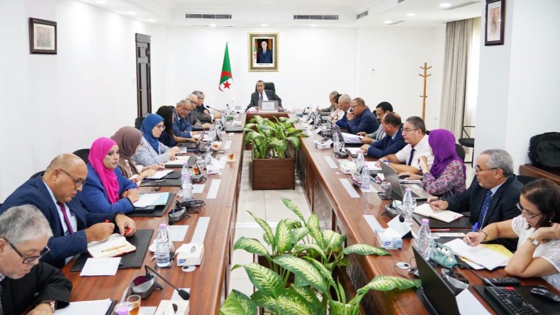 عجال يبحث تطوير التنقل الكهربائي واعتماد الاستهلاك حسب الفترات الزمنية