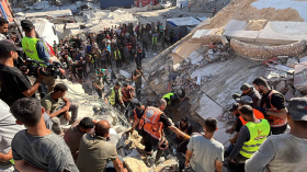 مأساة جديدة في غزة.. 12 قتيلا وعشرات المفقودين إثر انهيار مبنى للنازحين