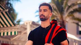 طائرة خاصة من قطر.. وتخوّف عمورة من عنصرية الفرنسيين
