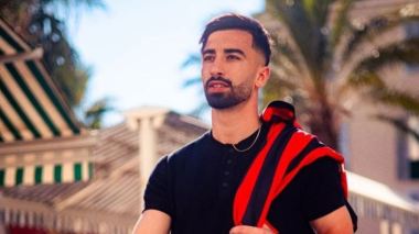 طائرة خاصة من قطر.. وتخوّف عمورة من عنصرية الفرنسيين