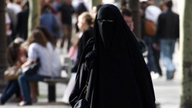 مدينة إسبانية تحظر البرقع والنقاب في الأماكن العامة