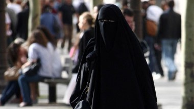 مدينة إسبانية تحظر البرقع والنقاب في الأماكن العامة