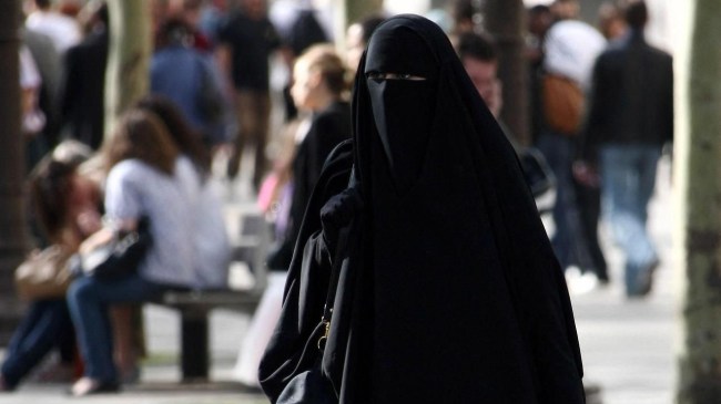 مدينة إسبانية تحظر البرقع والنقاب في الأماكن العامة
