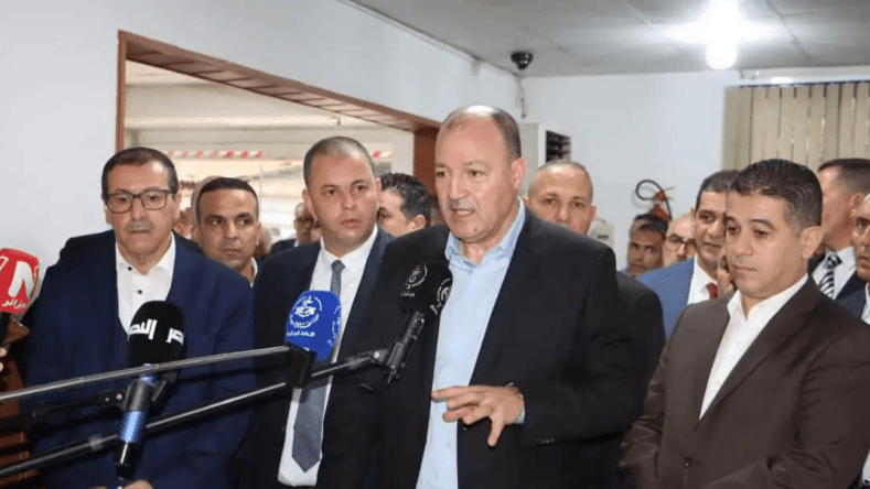 وزير العمل يأمر بتسريع استخراج بطاقات الشفاء للمتضررين من الحرائق  