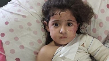 “مريم الوحيدة”.. طفلة تنجو بأعجوبة من قصف للاحتلال أودى بحياة والدتها