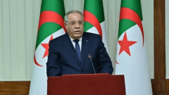 الرئيس تبون يستقبل جثمان الراحل بوعلام بوعلام بمطار الجزائر