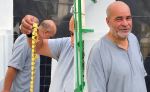 “عُمرة وتكريمات” تتهاطل على عمي صالح الذي أعاد حقيبة مجوهرات لصاحبتها