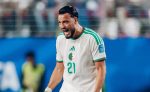 بِالفيديو: بن سبعيني يرفض طلب بلومي.. وعمورة يتفرّج