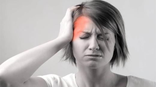طبيبة أعصاب تكشف أسبابا خفية للصداع.. عادات يومية وراء الألم