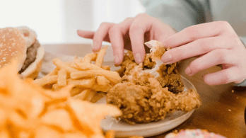 العشاء المتأخر.. كيف يؤثر على القلب والكوليسترول؟