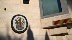 Le Royaume-Uni retire les enseignes de son consulat à l’expiration du délai de fermeture fixé par Israël
