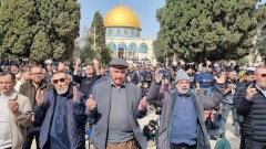 رغم قيود الاحتلال.. عشرات الآلاف من الفلسطينيين يقيمون صلاة الجمعة في الأقصى