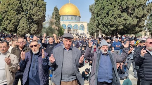 رغم قيود الاحتلال.. عشرات الآلاف من الفلسطينيين يقيمون صلاة الجمعة في الأقصى