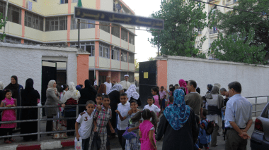  أمام باب المدرسة… أمهات يجمعن تجارب متشابهة