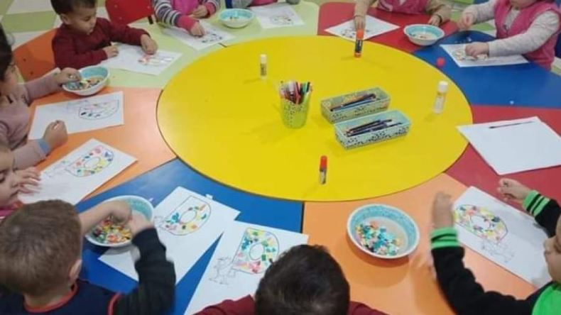 أمهات يحترن بين بقاء أطفالهن في حضن العائلة أو الروضة!