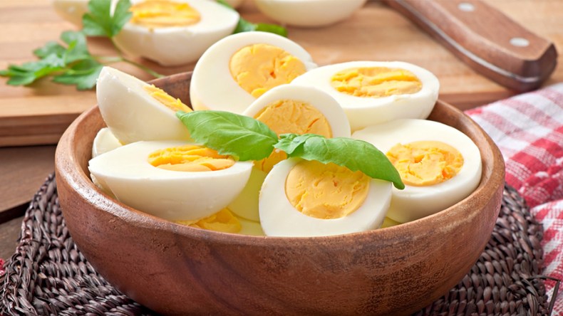 ما الحالات التي يفيد فيها البيض المسلوق؟  