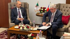 الجزائر والتشيك تبحثان فرص الاستثمار والشراكة في الصناعات الميكانيكية والزجاجية