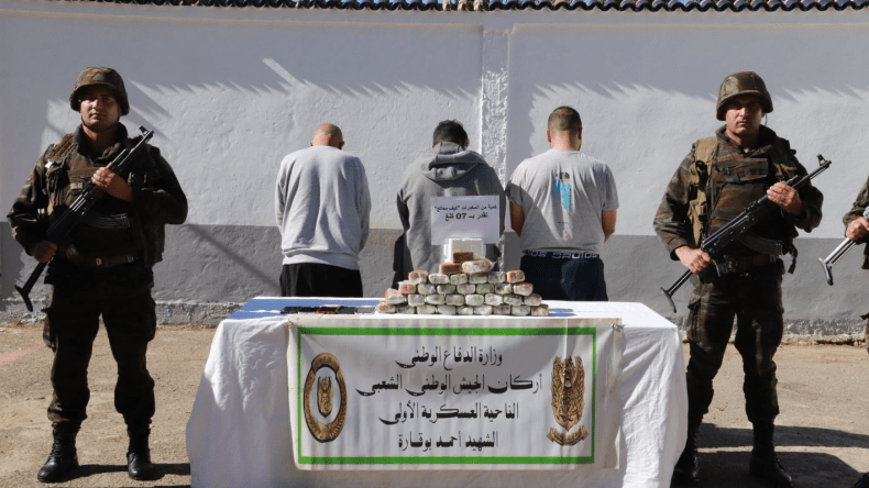 وزارة الدفاع: إحباط إدخال أزيد من 3 قناطير من الكيف عبر الحدود مع المغرب