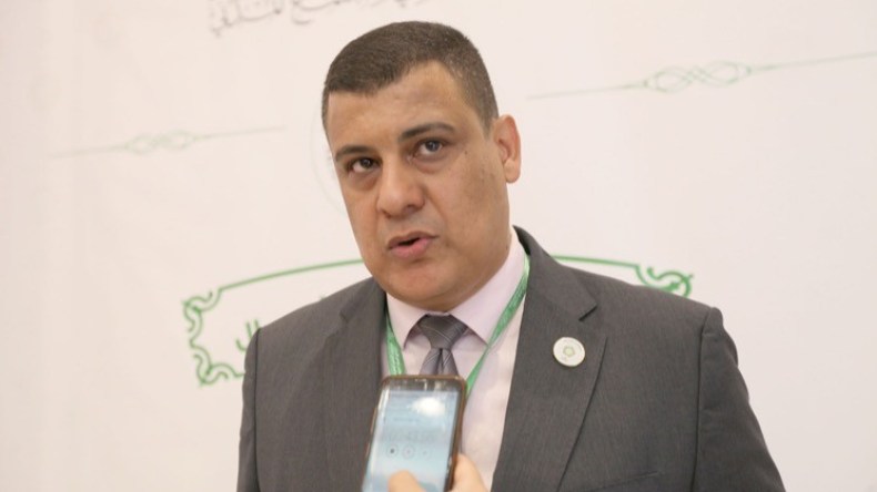قناة الجزائر الدولية تدين الاعتداء على صحفيها باديس خنيسة في باريس