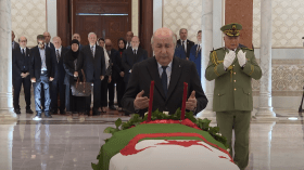الرئيس تبون يستقبل جثمان الراحل بوعلام بوعلام بمطار الجزائر