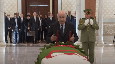 الرئيس تبون يستقبل جثمان الراحل بوعلام بوعلام بمطار الجزائر