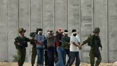 صواعق “تازر” الأمريكية في سجون الاحتلال.. شهادات تكشف تفاصيل التعذيب  