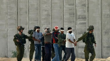 صواعق “تازر” الأمريكية في سجون الاحتلال.. شهادات تكشف تفاصيل التعذيب  