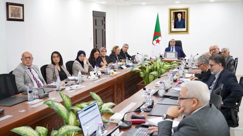 عجال يشدد على احترام آجال تنفيذ خارطة طريق وكالة الطاقة الجديدة