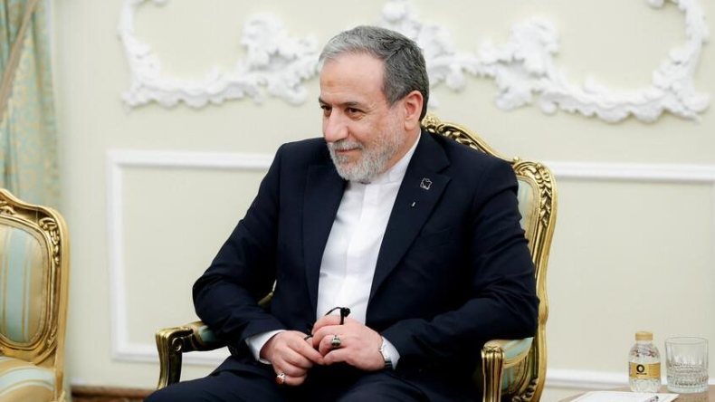 عراقجي يهاجم الرئيس الفرنسي: “فات الأوان”!
