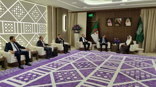 الجزائر والسعودية تبحثان توسيع التعاون في مجال المحروقات والطاقات المتجددة