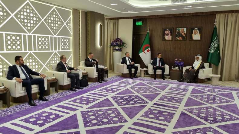 الجزائر والسعودية تبحثان توسيع التعاون في مجال المحروقات والطاقات المتجددة
