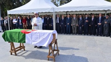 جثمان المجاهد محمد علي هارون يوارى الثرى بمقبرة العالية