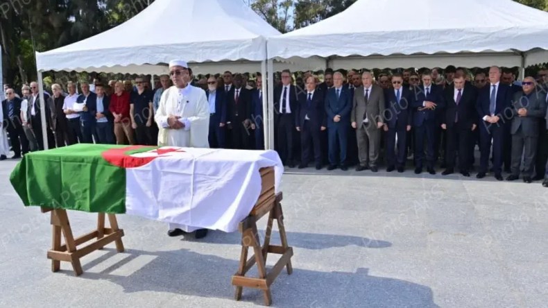 جثمان المجاهد محمد علي هارون يوارى الثرى بمقبرة العالية