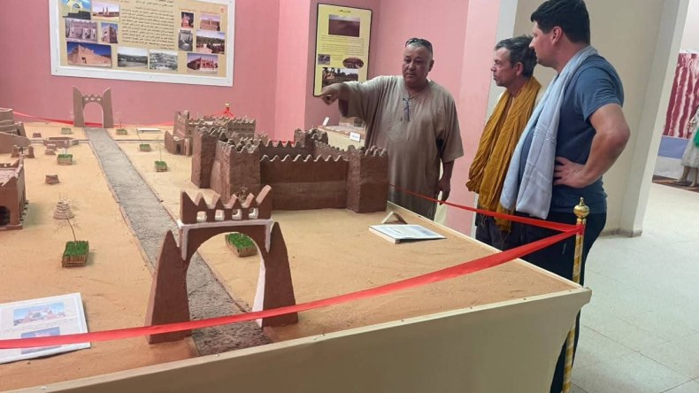 فوج سياحي هولندي يكتشف معالم إن صالح