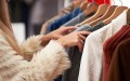 لماذا تفضل المرأة ارتداء ملابس معينة وتهمل البقية؟!   