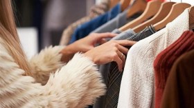 لماذا تفضل المرأة ارتداء ملابس معينة وتهمل البقية؟!   