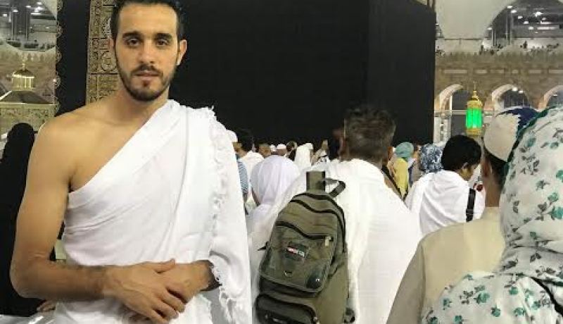 عسلة يؤدي مناسك العمرة بعد إستفادته من ثلاثة أيام راحة