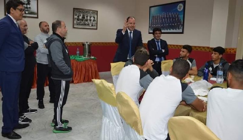 بالصور..حطاب يزور التشكيلة الوطنية قبل ودية قطر