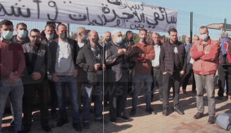 بالصور.. سائقو سيارات الأجرة ما بين الولايات يطالبون باستئناف نشاطهم بوهران
