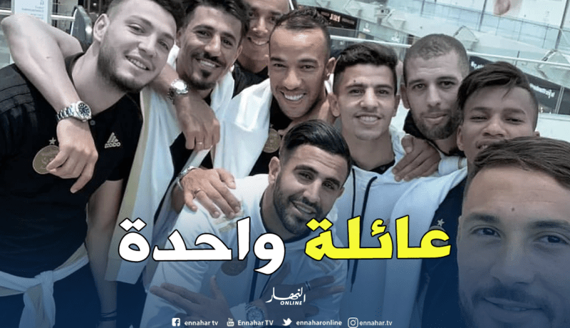 محرز يلتقط صورة تذكارية مع خريجي المدرسة الجزائرية