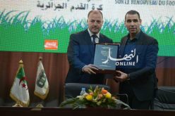 بالصور ..زطشي يسلم الوثيقة الختامية للسمبوزيوم إلى وزير الشباب والرياضة