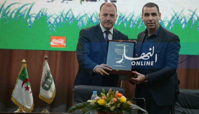 بالصور ..زطشي يسلم الوثيقة الختامية للسمبوزيوم إلى وزير الشباب والرياضة