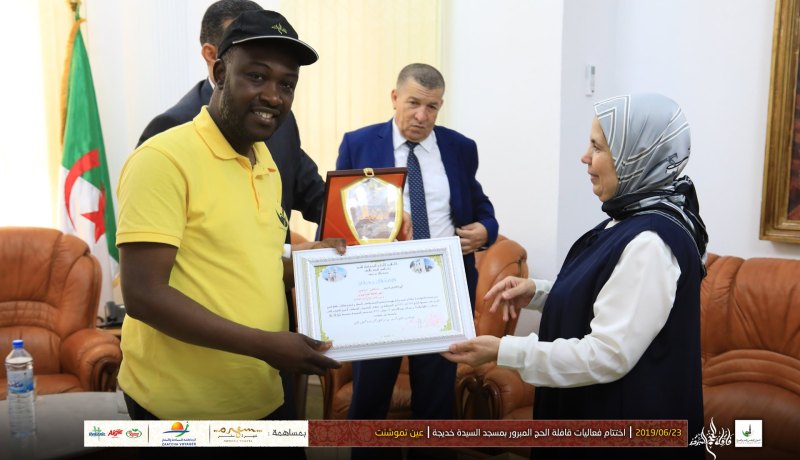 والي عين تموشنت تكرم قافلة الحج المبرور التي حطت رحالها بالولاية لأول مرة منذ 4 سنوات