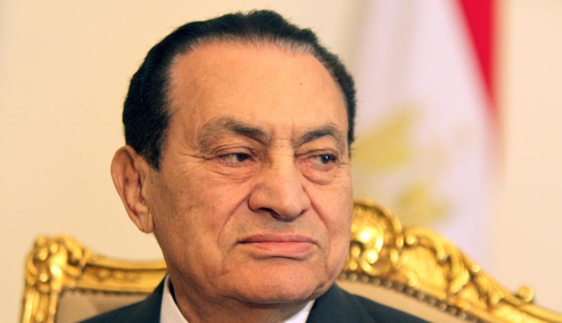 علاء مبارك ينعي والده