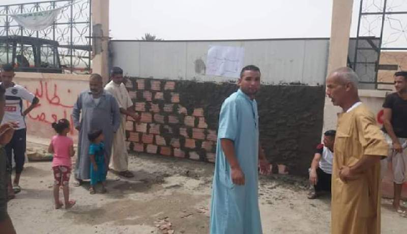 مواطنو الحمراية بالوادي يغلقون مقر البلدية بجدار اسمنتي