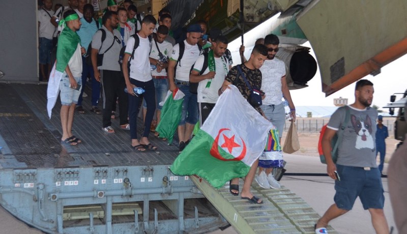 وزارة الدفاع الوطني: “عملية نقل المناصرين على متن الطائرات العسكرية كللت بالنجاح”