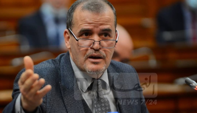 رزيق.. تعديل قوانين تجريم استعمال اللغات غير العربية في اللوحات التجارية