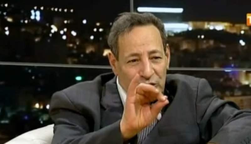 بالفيديوالعقيد العسكري بوراوي زار قبر الصحفي سامر رياض و سامحه في قبره